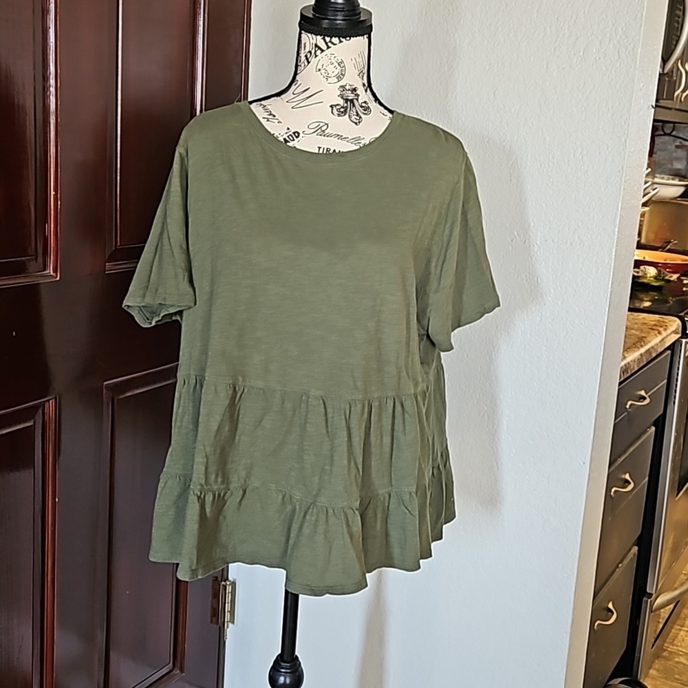 Tiered ruffled top size large
